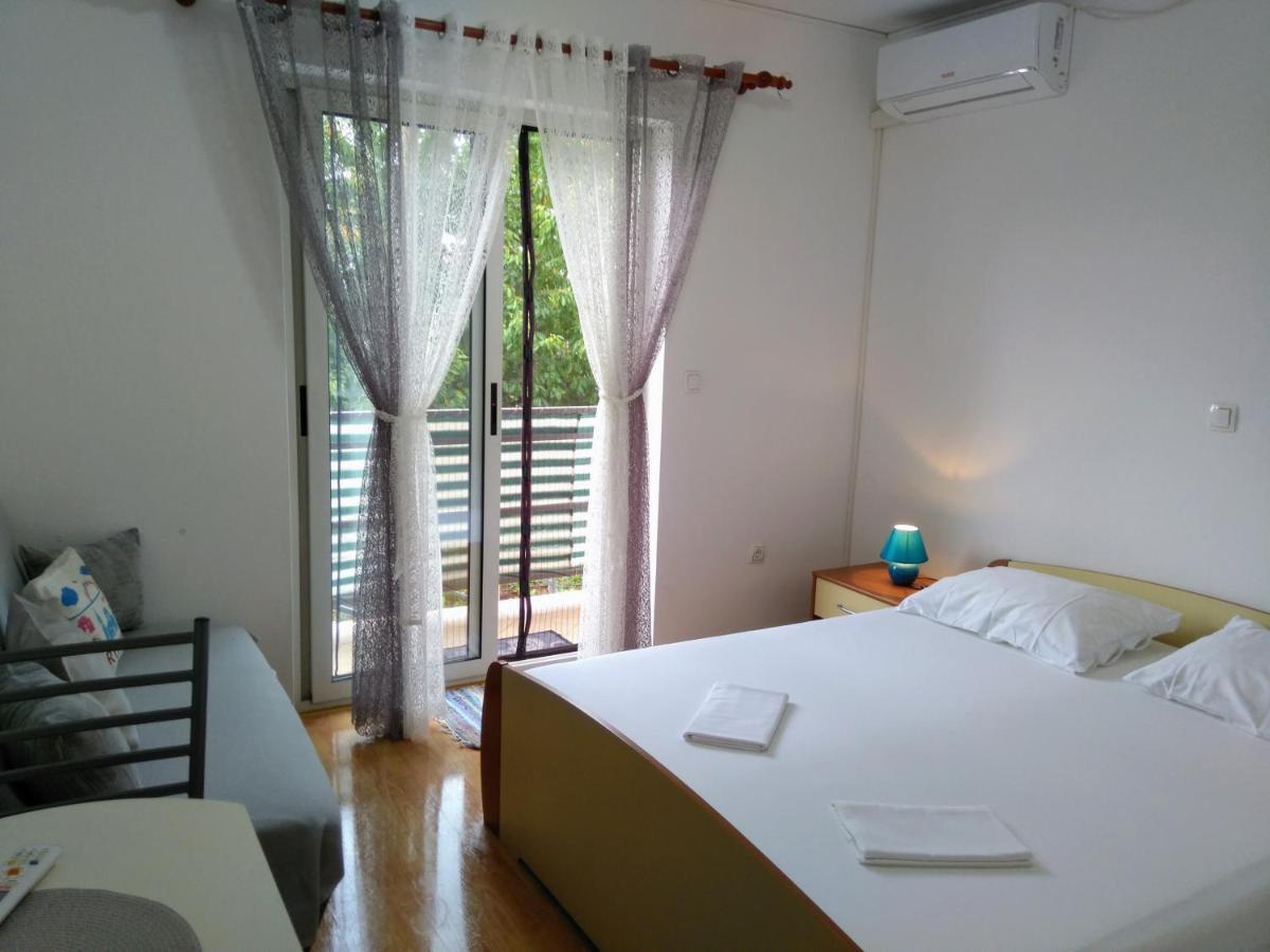 Apartments And Room Markovic 로비니스코 셀로 외부 사진
