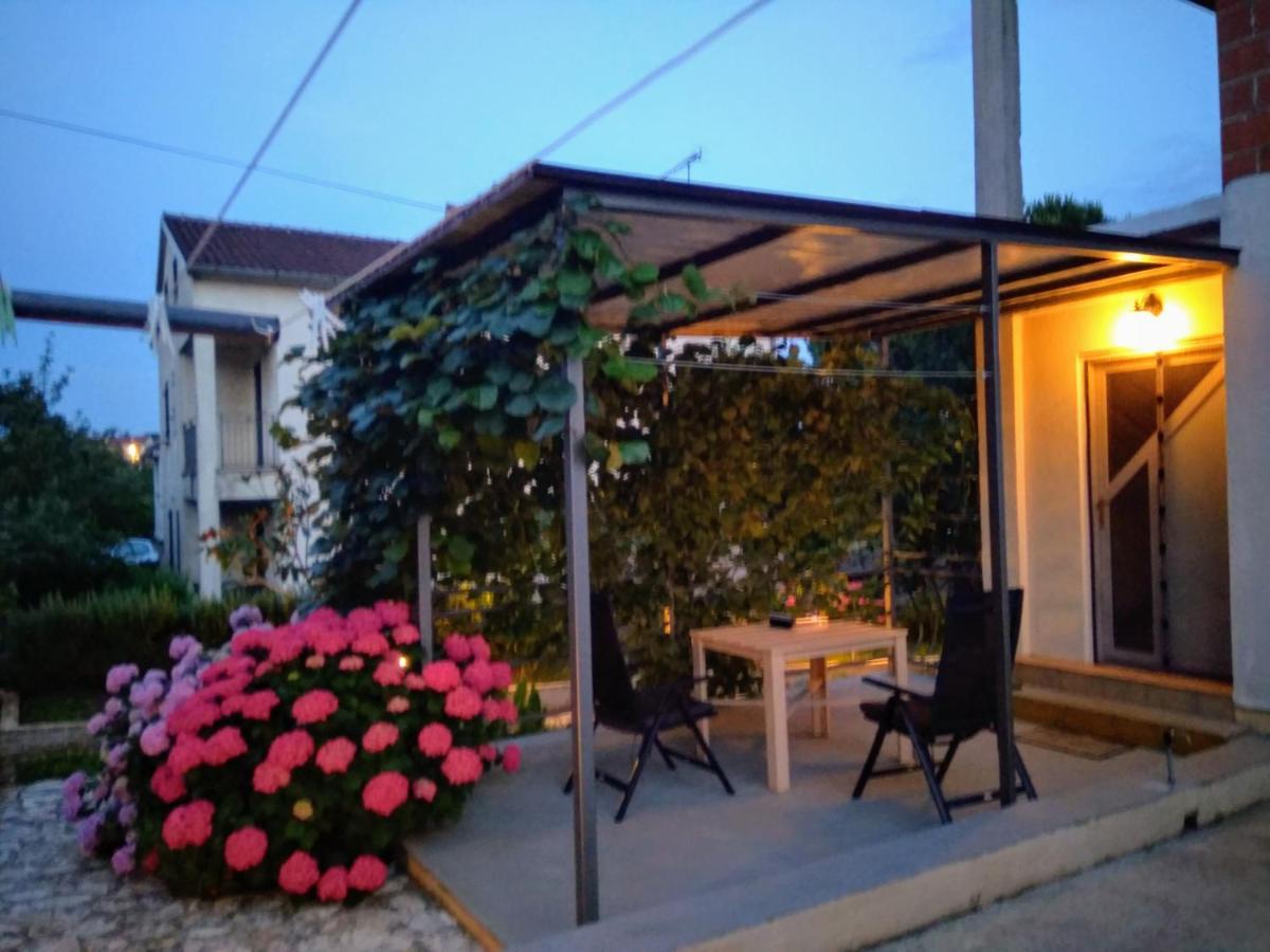 Apartments And Room Markovic 로비니스코 셀로 외부 사진