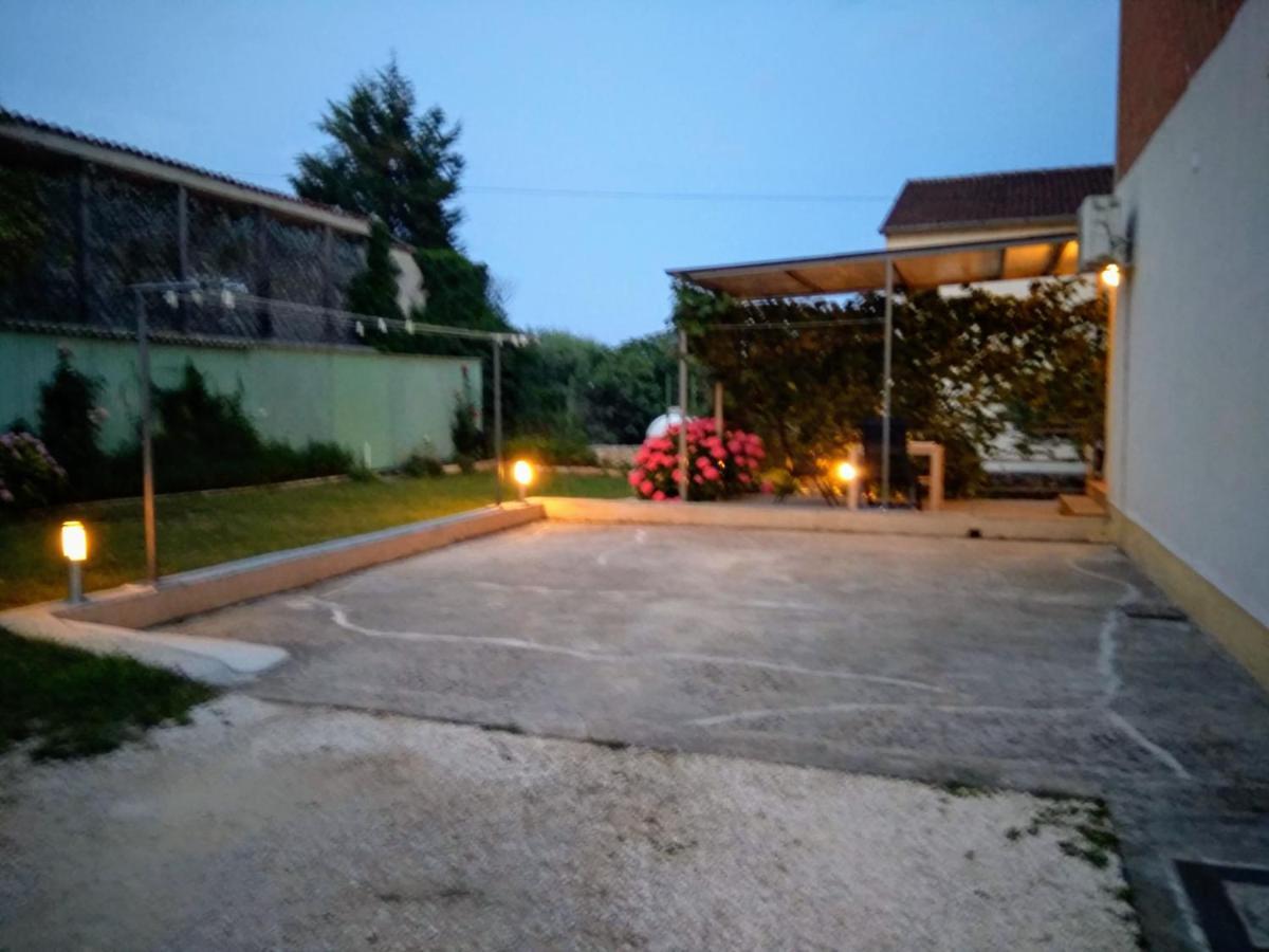 Apartments And Room Markovic 로비니스코 셀로 외부 사진