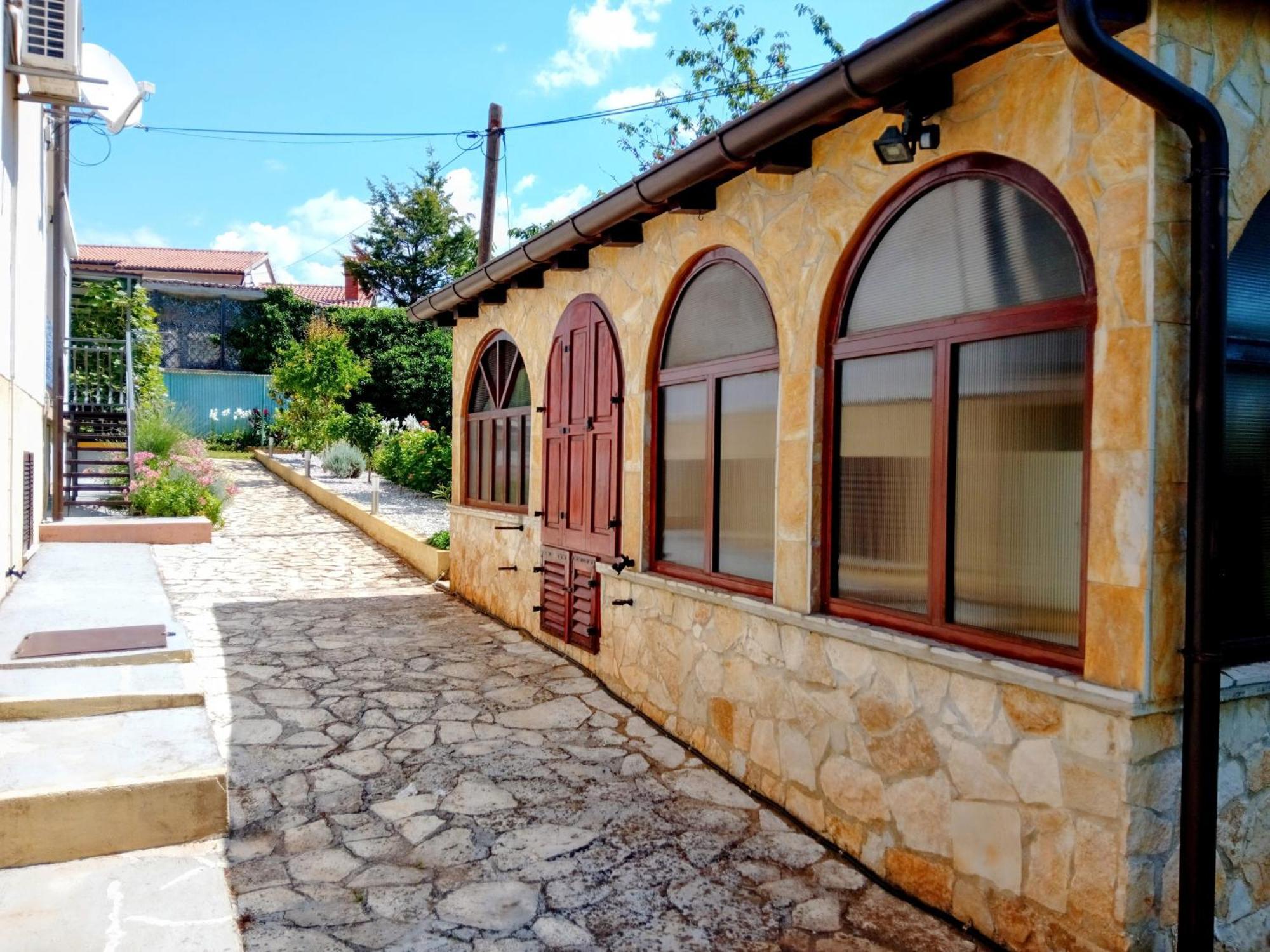 Apartments And Room Markovic 로비니스코 셀로 외부 사진