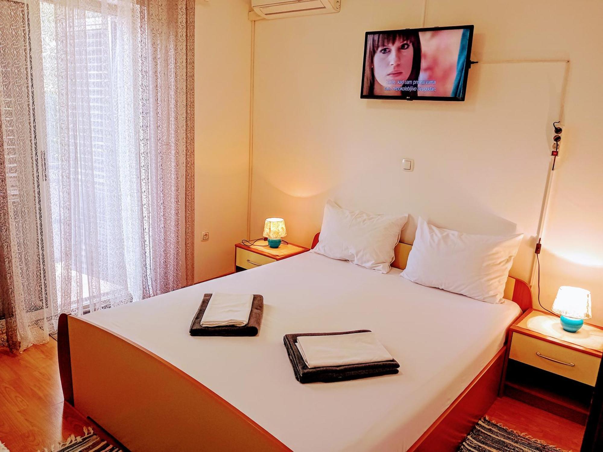 Apartments And Room Markovic 로비니스코 셀로 외부 사진