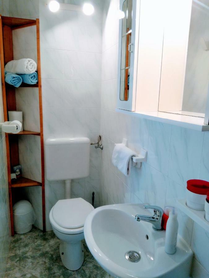 Apartments And Room Markovic 로비니스코 셀로 외부 사진